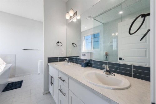 633 Windrow Manor Sw, Airdrie, AB - Indoor Photo Showing Bathroom