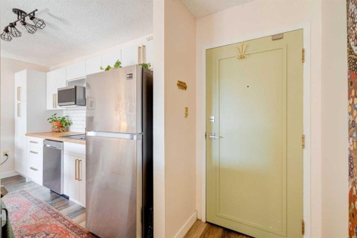309-1602 11 Avenue Sw, Calgary, AB - Indoor Photo Showing Kitchen