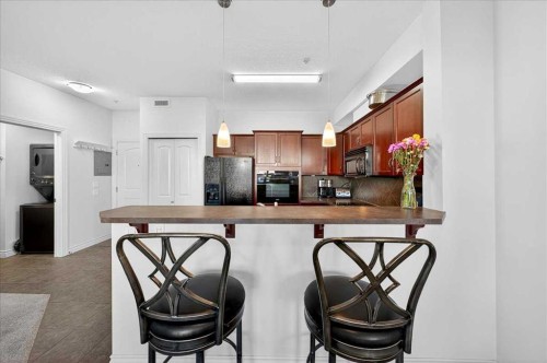 253-26 Val Gardena View Sw, Calgary, AB - Indoor Photo Showing Kitchen