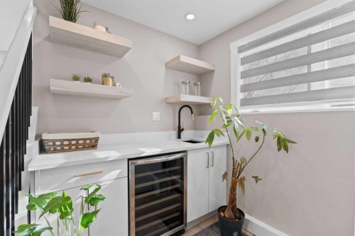 3832 40 Avenue Nw, Calgary, AB - Indoor Photo Showing Other Room