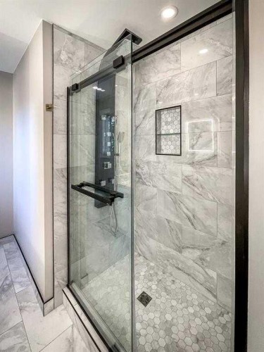 3832 40 Avenue Nw, Calgary, AB - Indoor Photo Showing Bathroom