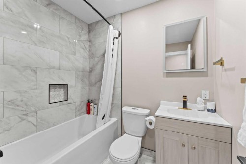 3832 40 Avenue Nw, Calgary, AB - Indoor Photo Showing Bathroom