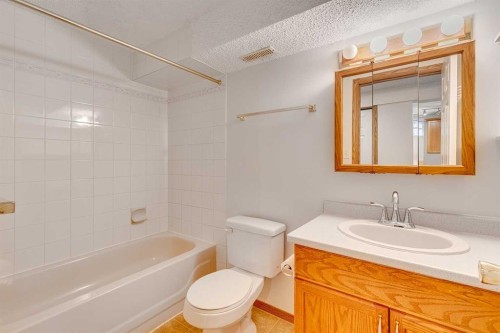 522 & 524 27 Avenue Nw, Calgary, AB - Indoor Photo Showing Bathroom
