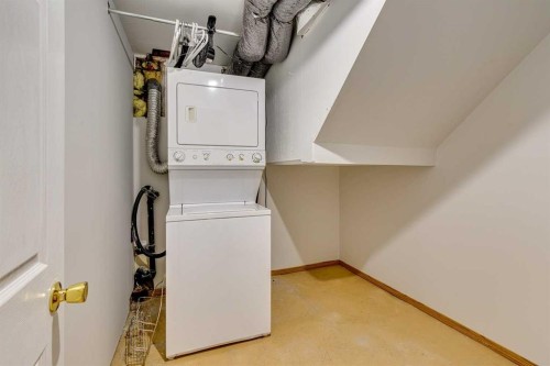 522 & 524 27 Avenue Nw, Calgary, AB - Indoor Photo Showing Laundry Room