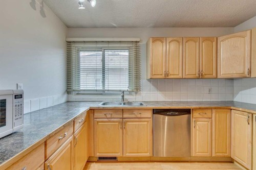 522 & 524 27 Avenue Nw, Calgary, AB - Indoor Photo Showing Kitchen With Double Sink