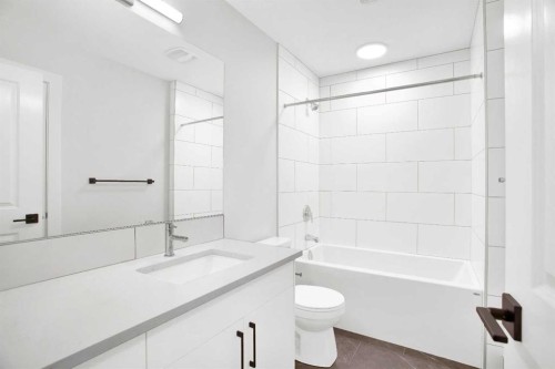 2516 16A Street Se, Calgary, AB - Indoor Photo Showing Bathroom