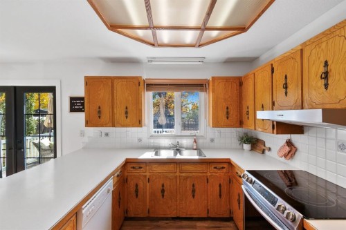 5445 56 Street, Olds, AB - Indoor Photo Showing Kitchen With Double Sink