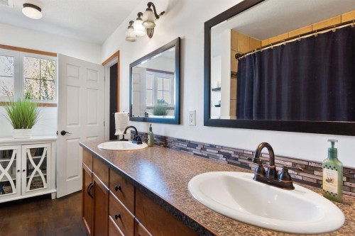 5445 56 Street, Olds, AB - Indoor Photo Showing Bathroom
