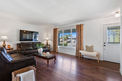 5445 56 Street, Olds, AB - Indoor Photo Showing Living Room
