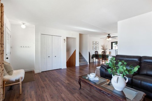 5445 56 Street, Olds, AB - Indoor Photo Showing Living Room