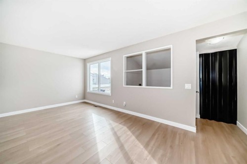 1106 53A Street Se, Calgary, AB - Indoor Photo Showing Other Room