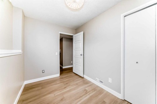 1106 53A Street Se, Calgary, AB - Indoor Photo Showing Other Room