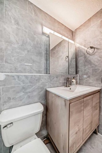 1106 53A Street Se, Calgary, AB - Indoor Photo Showing Bathroom