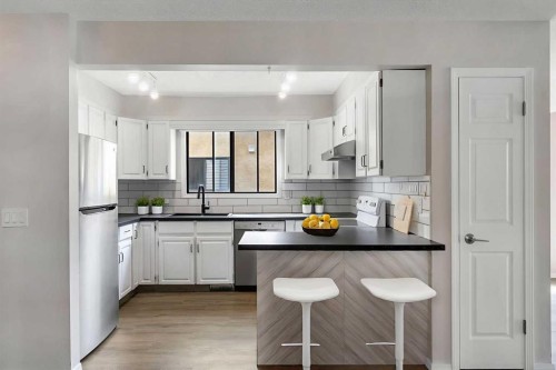 37 Edgeford Way Nw, Calgary, AB - Indoor Photo Showing Kitchen