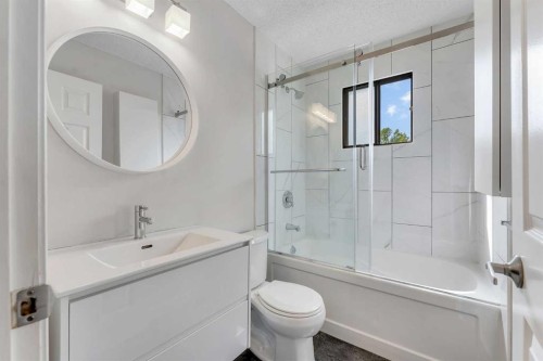 37 Edgeford Way Nw, Calgary, AB - Indoor Photo Showing Bathroom