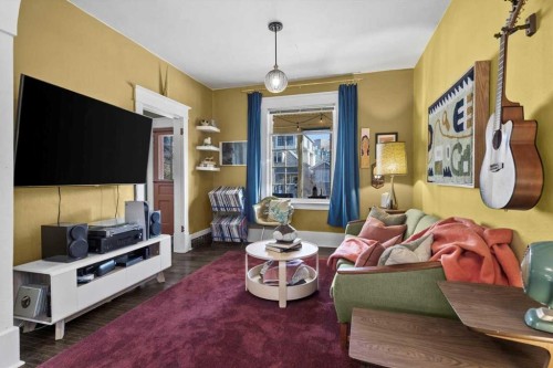 1038 1 Avenue Nw, Calgary, AB - Indoor Photo Showing Living Room