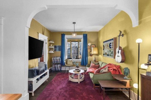 1038 1 Avenue Nw, Calgary, AB - Indoor Photo Showing Living Room