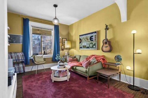 1038 1 Avenue Nw, Calgary, AB - Indoor Photo Showing Living Room