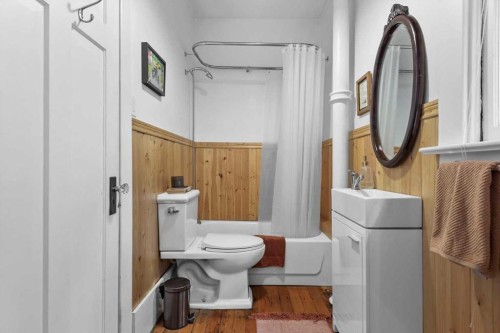 1038 1 Avenue Nw, Calgary, AB - Indoor Photo Showing Bathroom