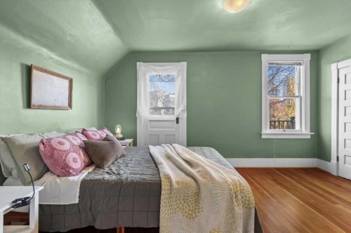 1038 1 Avenue Nw, Calgary, AB - Indoor Photo Showing Bedroom
