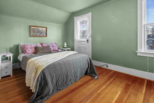 1038 1 Avenue Nw, Calgary, AB - Indoor Photo Showing Bedroom