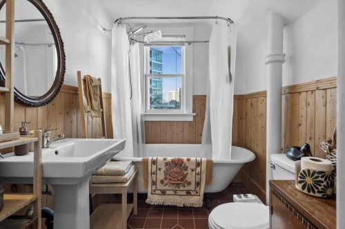 1038 1 Avenue Nw, Calgary, AB - Indoor Photo Showing Bathroom