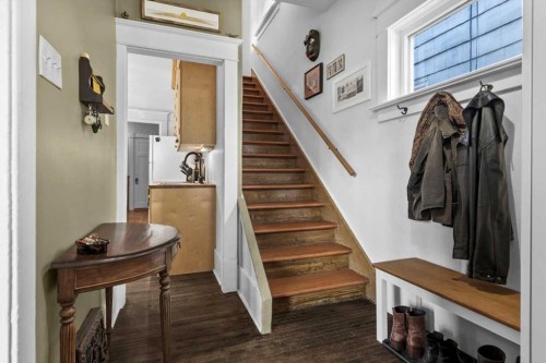 1038 1 Avenue Nw, Calgary, AB - Indoor Photo Showing Other Room