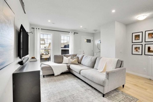 128 Cranbrook Square Se, Calgary, AB - Indoor Photo Showing Living Room