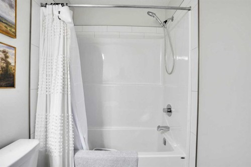 128 Cranbrook Square Se, Calgary, AB - Indoor Photo Showing Bathroom