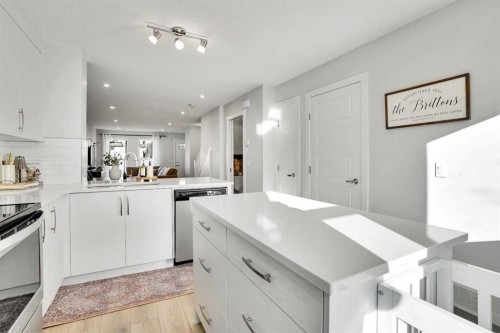 128 Cranbrook Square Se, Calgary, AB - Indoor Photo Showing Kitchen