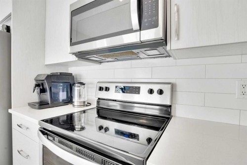 128 Cranbrook Square Se, Calgary, AB - Indoor Photo Showing Kitchen