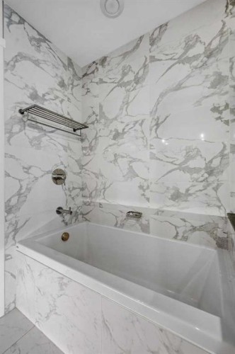 202-88 9 Street Ne, Calgary, AB - Indoor Photo Showing Bathroom