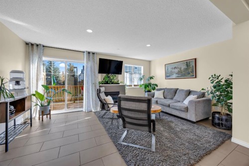 128 Country Village Manor Ne, Calgary, AB - Indoor Photo Showing Living Room