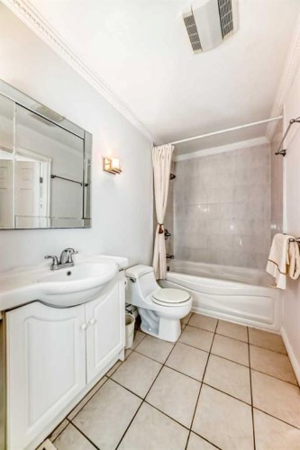 35 Ray Avenue, Red Deer, AB - Indoor Photo Showing Bathroom
