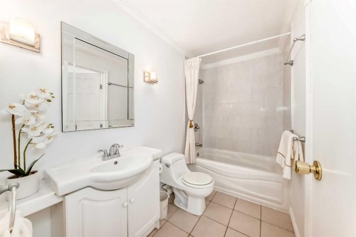 35 Ray Avenue, Red Deer, AB - Indoor Photo Showing Bathroom