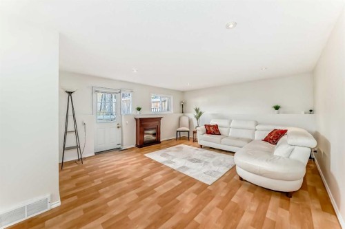35 Ray Avenue, Red Deer, AB - Indoor Photo Showing Living Room