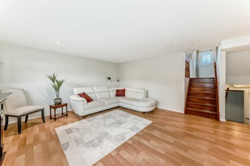 35 Ray Avenue, Red Deer, AB - Indoor Photo Showing Living Room