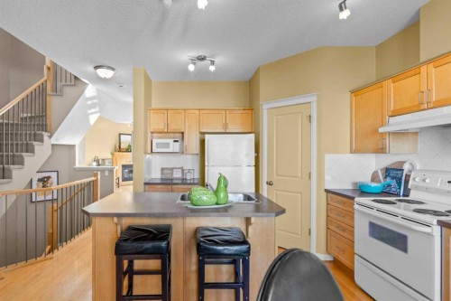 147 Hampstead Green Nw, Calgary, AB - Indoor Photo Showing Kitchen