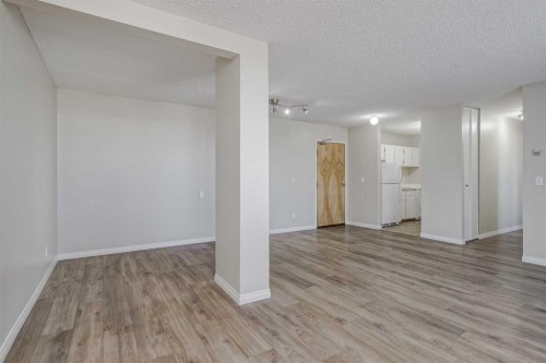 307-4944 Dalton Drive Nw, Calgary, AB - Indoor Photo Showing Other Room