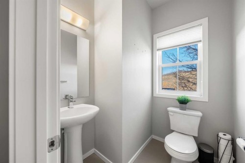 444 Ascot Circle Sw, Calgary, AB - Indoor Photo Showing Bathroom