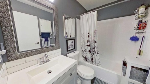 406-11 Dover Point Se, Calgary, AB - Indoor Photo Showing Bathroom