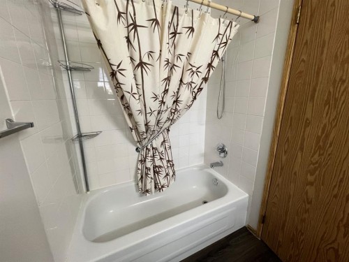 99 Martinwood Road Ne, Calgary, AB - Indoor Photo Showing Bathroom