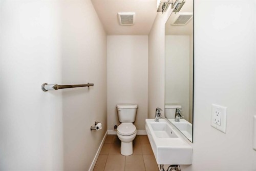 986 Sherwood Boulevard Nw, Calgary, AB - Indoor Photo Showing Bathroom