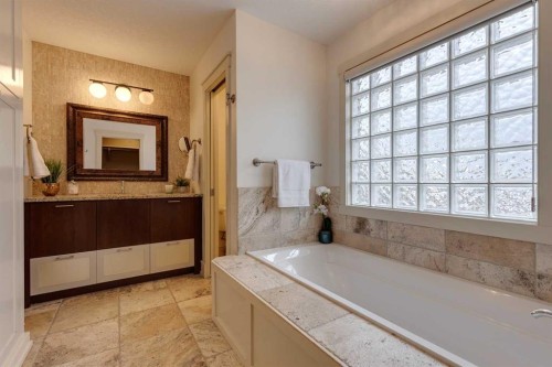 2005 32 Avenue Sw, Calgary, AB - Indoor Photo Showing Bathroom