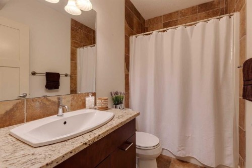 2005 32 Avenue Sw, Calgary, AB - Indoor Photo Showing Bathroom