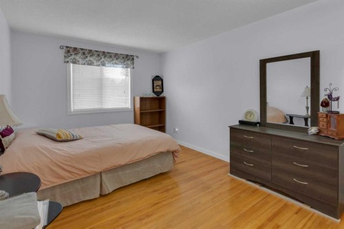 5122 48 Street Nw, Calgary, AB - Indoor Photo Showing Bedroom