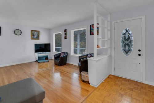 5122 48 Street Nw, Calgary, AB - Indoor Photo Showing Living Room