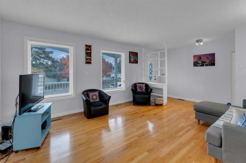 5122 48 Street Nw, Calgary, AB - Indoor Photo Showing Living Room