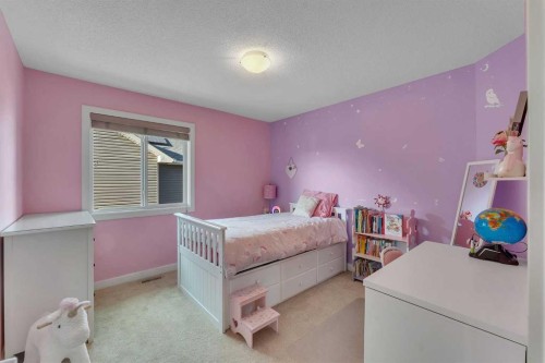 1535 Ravensmoor Way Se, Airdrie, AB - Indoor Photo Showing Bedroom