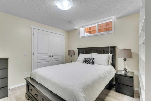 1535 Ravensmoor Way Se, Airdrie, AB - Indoor Photo Showing Bedroom
